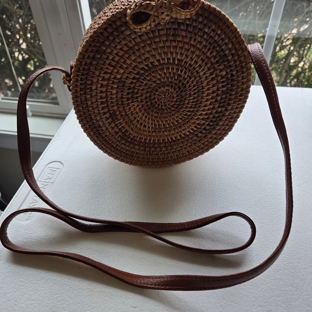 Elegant Woven Crossbody Bag - Tan